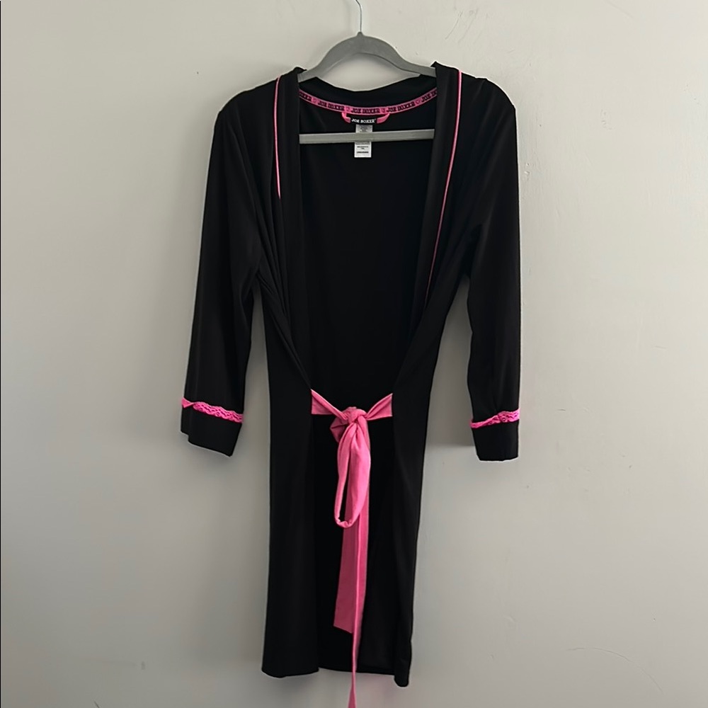 🛍️ Joe Boxer Black and Pink Robe with Soft Comfort